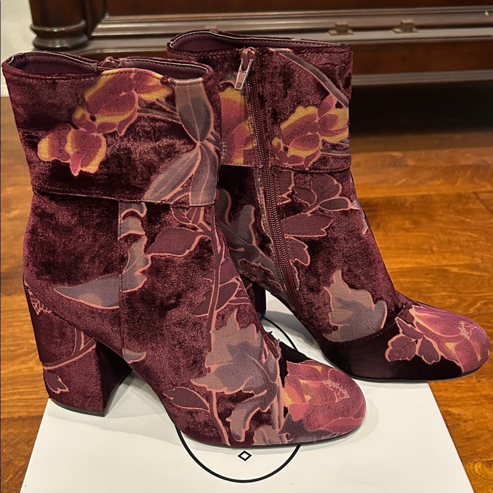 Steve Madden - Grand Burgundy Velvet Print Side Zip Boot, size 9. NWT - Picture 2 of 6